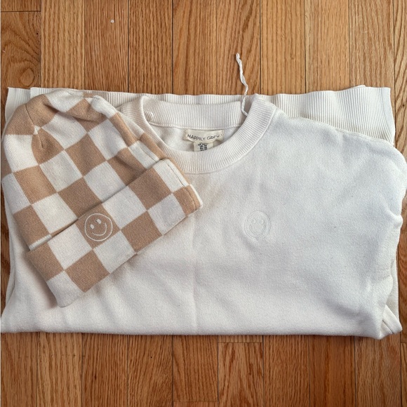 Checkered Beanie and White Sweater Set - Picture 5 of 10
